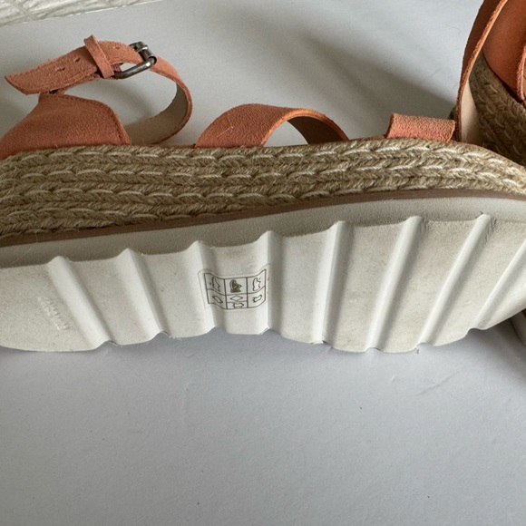 Dolce Vita Platform Wedges, 6, Peach colored Suede, Buckle Strap, NWOT - Picture 5 of 7